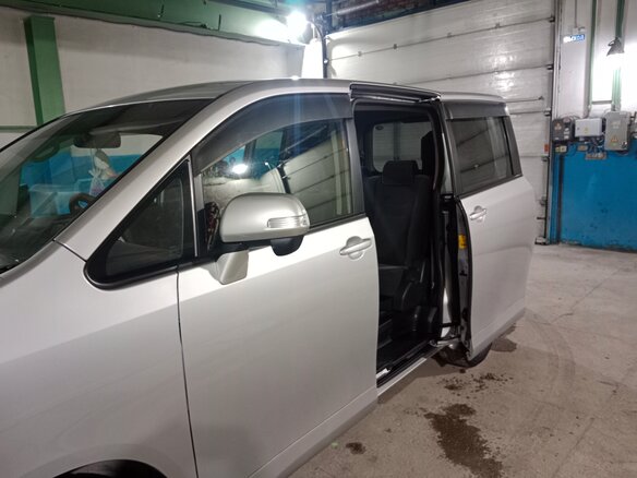 2010 Toyota Noah II (R70), серый, 1750000 рублей - вид 16