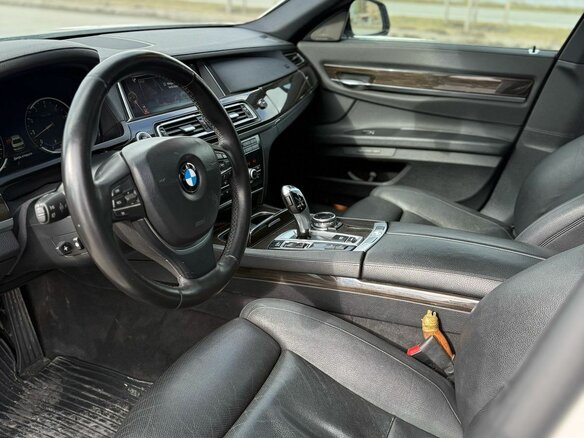 2015 BMW 7 серии Long 740Li xDrive V (F01/F02/F04) Рестайлинг, белый, 2700000 рублей - вид 6