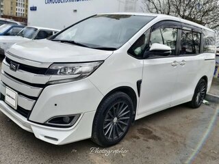 2019 Toyota Noah III (R80) Рестайлинг, белый, 2000050 рублей, вид 1