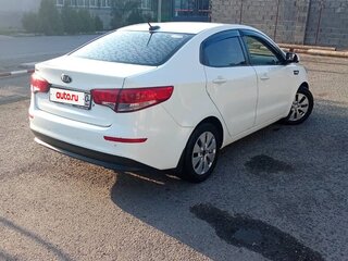 2017 Kia Rio III Рестайлинг, белый, 900000 рублей, вид 5