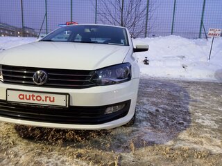 2015 Volkswagen Polo V Рестайлинг, белый, 530000 рублей, вид 3
