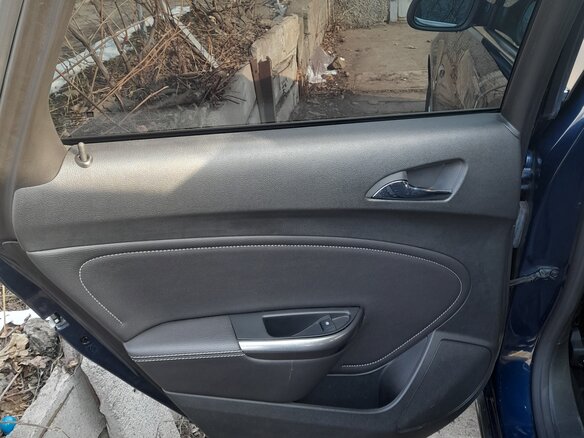 2011 Opel Astra J, синий, 1300000 рублей - вид 15