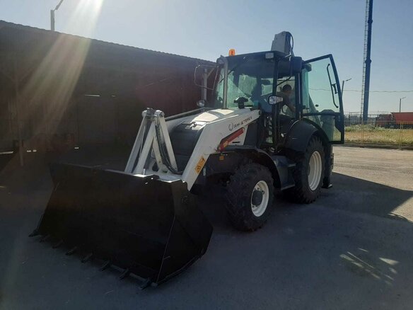 2019 Terex TLB 825, белый - вид 1