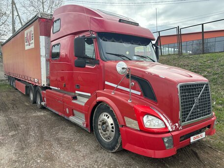 2003 Volvo VNL, красный, 3000000 рублей, вид 2