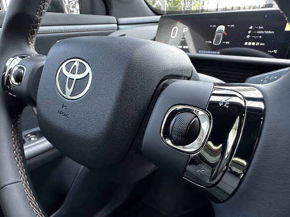 2026 Toyota bZ3X 58.3 kWh, серый, 2342000 рублей - вид 18