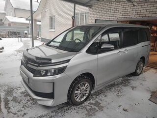 2017 Toyota Voxy III (R80) Рестайлинг, серебристый, 2250000 рублей, вид 3