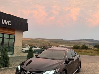 2023 Toyota Camry VIII (XV70) Рестайлинг, чёрный, 3300000 рублей, вид 2