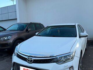2015 Toyota Camry VII (XV50) Рестайлинг, белый, 2100000 рублей, вид 4
