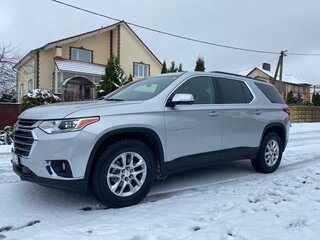 2018 Chevrolet Traverse II, серебристый, 2250000 рублей, вид 3