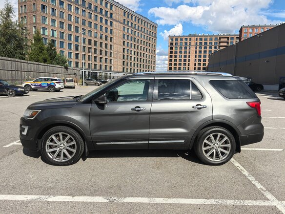2017 Ford Explorer V Рестайлинг, серый, 2650000 рублей - вид 1