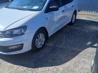 2018 Volkswagen Polo V Рестайлинг, белый, 900000 рублей, вид 2