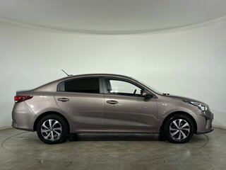 2021 Kia Rio IV Рестайлинг, коричневый, 1649000 рублей, вид 5