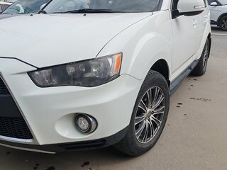 2010 Mitsubishi Outlander II Рестайлинг, белый, 1400000 рублей, вид 4