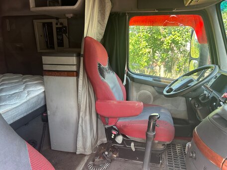 2004 Volvo VNL, красный, 2500000 рублей, вид 5
