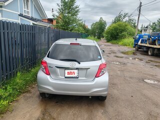 2013 Toyota Vitz III (XP130), серебристый, 1400000 рублей, вид 4