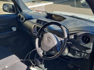 2011 Toyota bB II Рестайлинг, белый, 810000 рублей, вид 3