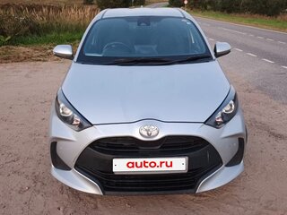 2020 Toyota Yaris IV, серебристый, 1050000 рублей, вид 1