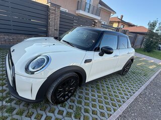 2021 Mini Hatch Cooper III (F55/F56) Рестайлинг 2, белый, 2800000 рублей, вид 3