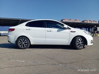 2015 Kia Rio III Рестайлинг, белый, 840000 рублей, вид 3