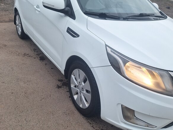 2013 Kia Rio 4-speed III, белый, 850000 рублей - вид 5