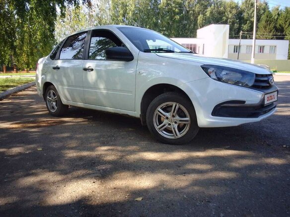 2018 Lada (ВАЗ) Granta I Рестайлинг, белый, 700000 рублей - вид 2