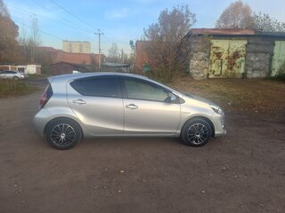2016 Toyota Aqua I Рестайлинг, серебристый, 1020000 рублей, вид 3