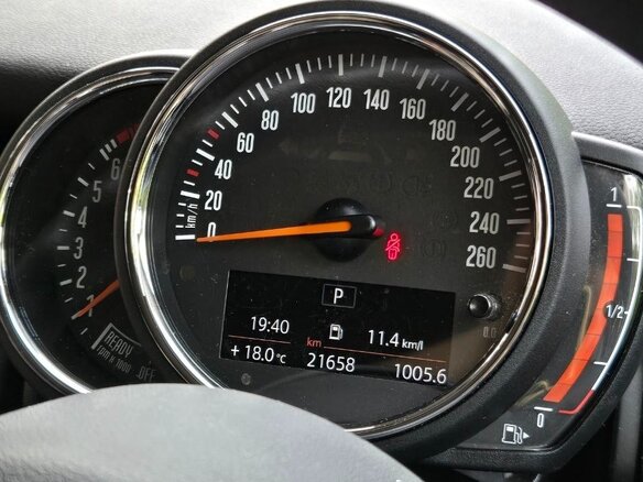 2020 Mini Hatch One III (F55/F56) Рестайлинг, красный, 1650000 рублей - вид 6