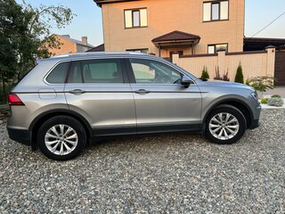 2017 Volkswagen Tiguan II, серый, 2190000 рублей, вид 2