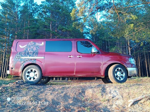 2012 Nissan NV-Series (1500/2500/3500), пурпурный, 2150000 рублей
