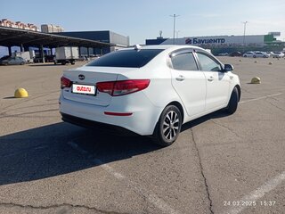 2015 Kia Rio III Рестайлинг, белый, 840000 рублей, вид 4