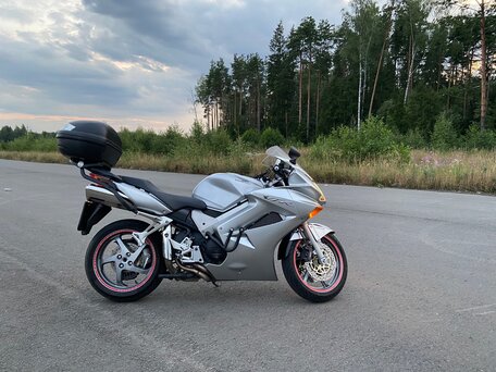 2005 Honda VFR 800, серебристый, 545000 рублей, вид 2