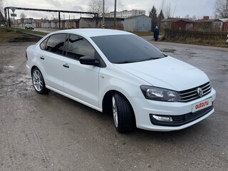 2017 Volkswagen Polo V Рестайлинг, белый, 1300000 рублей, вид 3