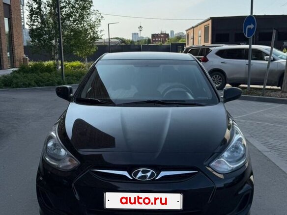 2013 Hyundai Solaris I, чёрный, 690000 рублей - вид 2
