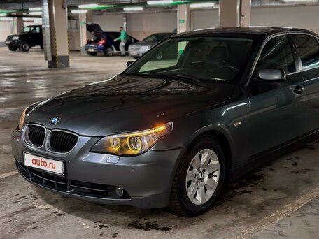 2004 BMW 5 серии 525i V (E60/E61), серебристый, вид 1