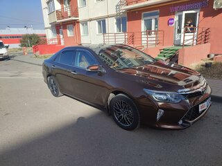 2017 Toyota Camry VII (XV50) Рестайлинг 2, коричневый, 2400000 рублей, вид 2