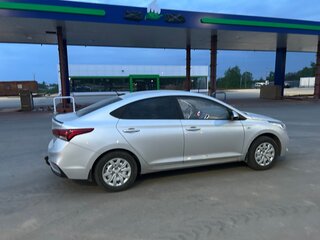 2017 Hyundai Solaris II, серебристый, 920000 рублей, вид 2