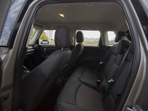 2020 Mini Hatch Cooper D III (F55/F56) Рестайлинг, серый, 1600000 рублей - вид 7