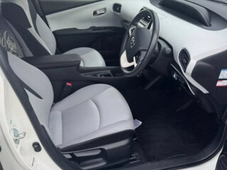 2017 Toyota Prius IV (XW50), белый, 1380000 рублей, вид 2