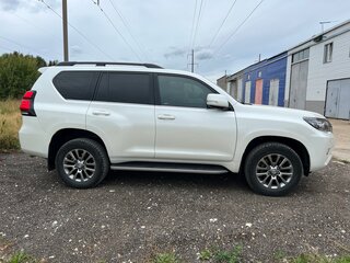 2017 Toyota Land Cruiser Prado 150 Series Рестайлинг 2, белый, 6450000 рублей, вид 3