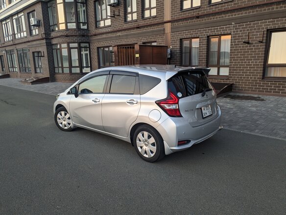 2020 Nissan Note e-Power II Рестайлинг, серый, 1650000 рублей - вид 4