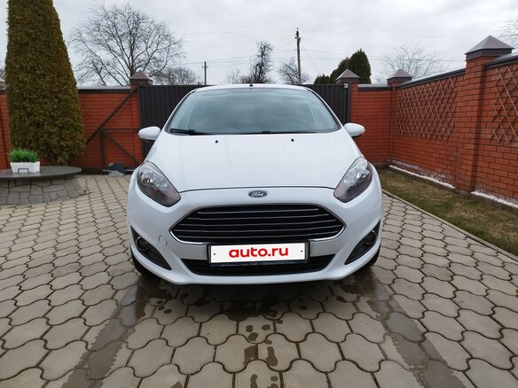2015 Ford Fiesta Mk6 Рестайлинг, белый, 898000 рублей