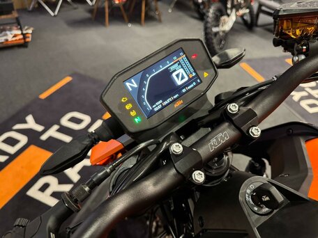 2023 KTM 890 Duke GP, оранжевый, 899000 рублей, вид 5