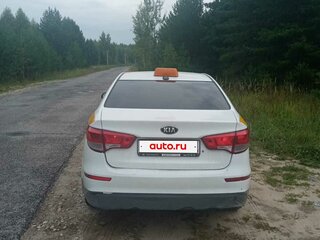 2017 Kia Rio III Рестайлинг, белый, 800000 рублей, вид 3