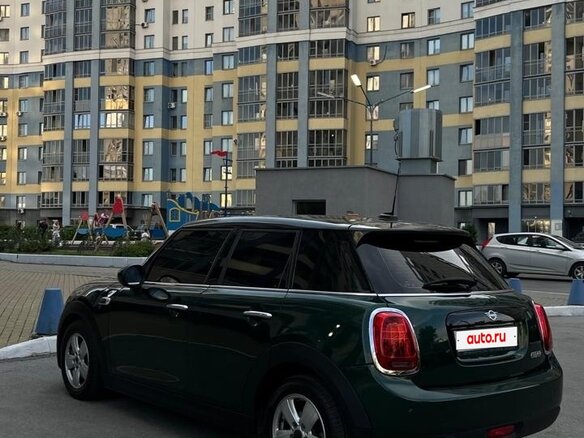 2018 Mini Hatch Cooper III (F55/F56) Рестайлинг, зелёный, 1750000 рублей - вид 3