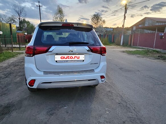 2022 Mitsubishi Outlander III Рестайлинг 3, белый, 3100000 рублей - вид 7