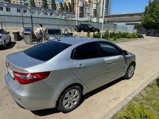 2013 Kia Rio 4-speed III, серебристый, 650000 рублей, вид 2