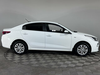 2018 Kia Rio IV, белый, 1429000 рублей, вид 4