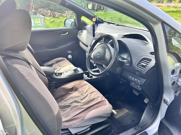 2013 Nissan Leaf (EM57) I (ZE0/AZE0), серый, 820000 рублей - вид 17