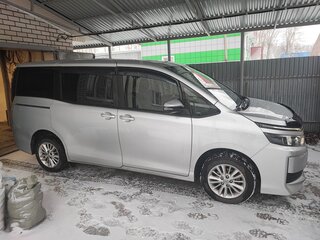 2017 Toyota Voxy III (R80) Рестайлинг, серебристый, 2250000 рублей, вид 2