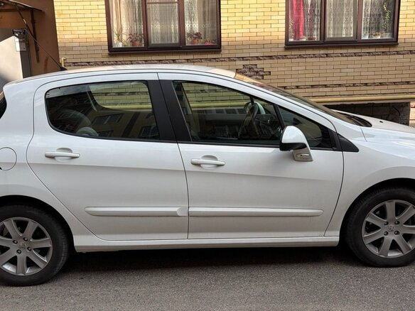 2012 Peugeot 308 I Рестайлинг, белый, 600000 рублей - вид 1